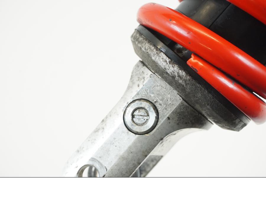 Snett nerifrån på Stötdämpare från en Kawasaki ZX-12R -2000 motorcykel.