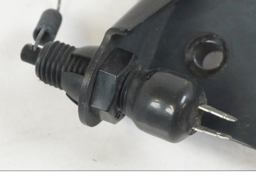 Baksidan på Bromsljuskontakt från en Suzuki VZR 1800 -2009 motorcykel.