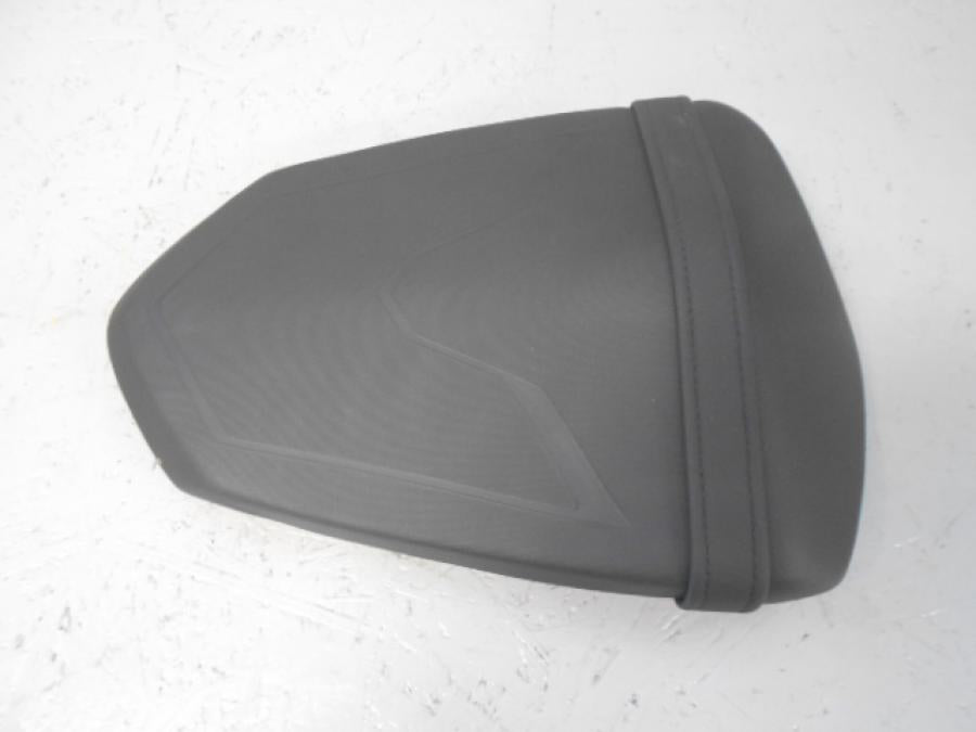 Framsidan på <p>Sadel bak från KTM 1290 Super Duke 2018.</p>

<p>Litet hål i klädseln se bild.</p> motorcykel.