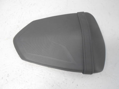 Framsidan på <p>Sadel bak från KTM 1290 Super Duke 2018.</p>

<p>Litet hål i klädseln se bild.</p> motorcykel.