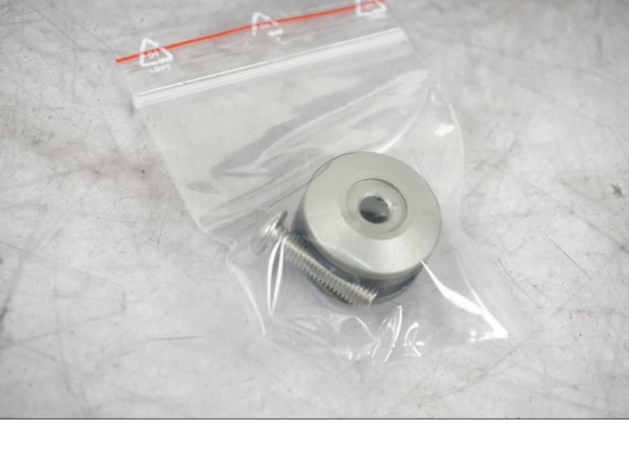 Vänster sida på Vindrutefäste från en KTM 1290 Super Adventure S -2022 motorcykel.