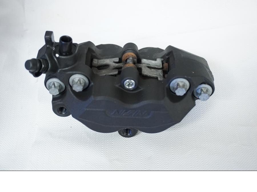 Baksidan på Bromsok från en Kawasaki Z 800 -2013 motorcykel.