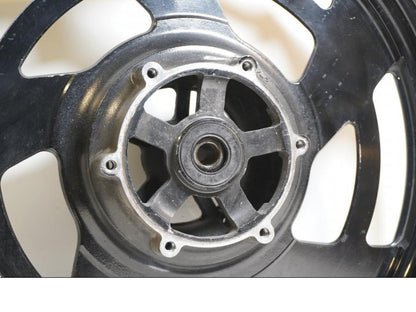 Baksidan på Fälg från en Yamaha V-MAX 1200 -1997 motorcykel.