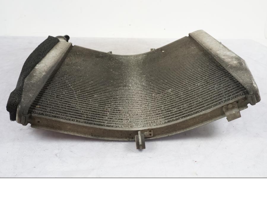 Baksidan på Vattenkyl från en Kawasaki ZX-10R -2008 motorcykel.