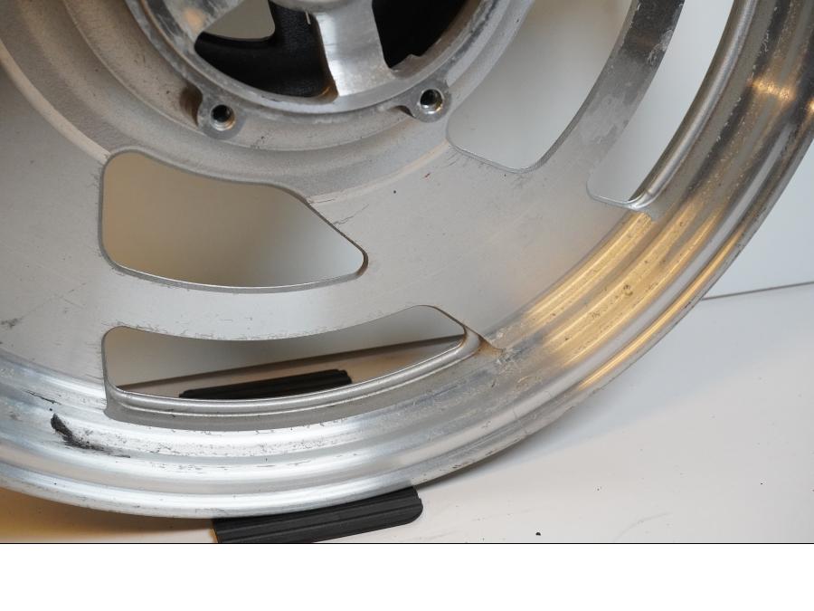 Vänster sida på Fälg från en Yamaha V-MAX 1200 -2001 motorcykel.