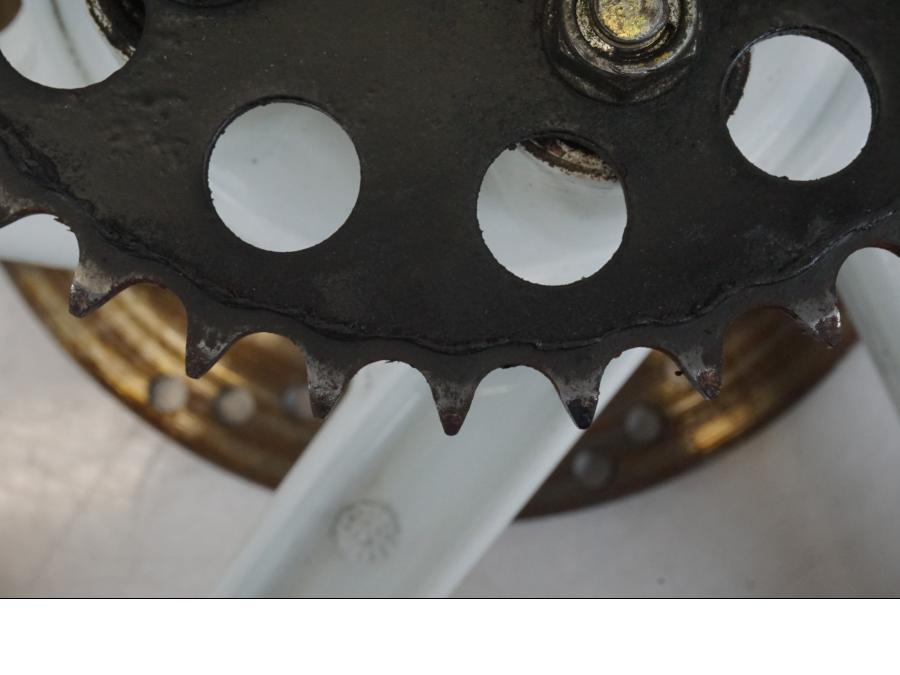 Vänster sida på Fälg från en Honda NSR 125 -1991 motorcykel.