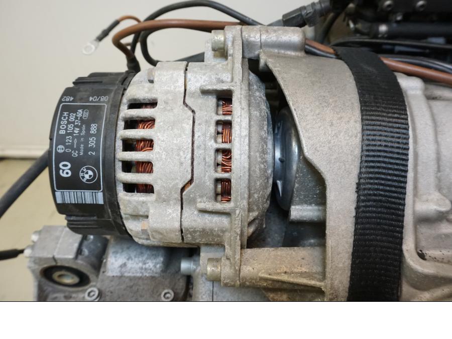 Vänster sida på Motor från en BMW K 1200 LT -2004 motorcykel.