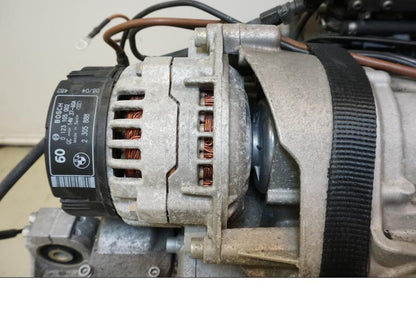 Vänster sida på Motor från en BMW K 1200 LT -2004 motorcykel.