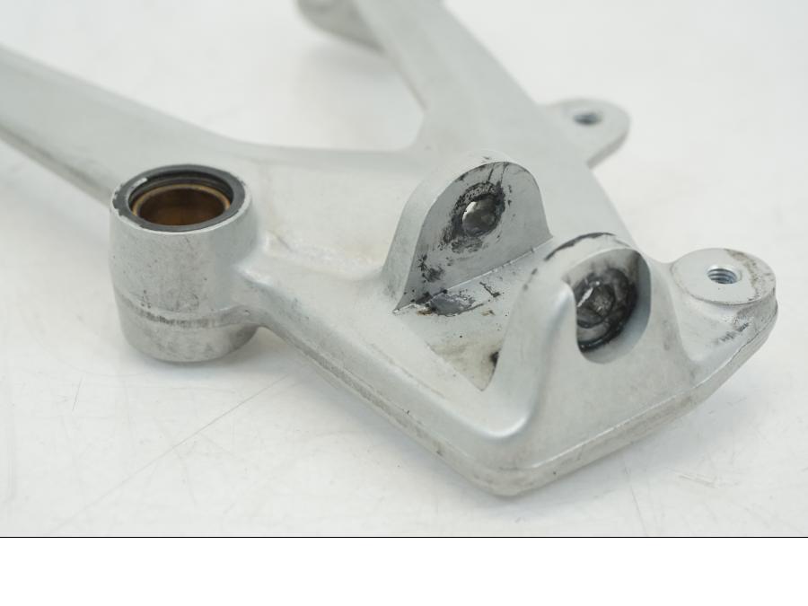 Snett nerifrån på Fotpinnefäste från en Ducati Streetfighter V4 -2020 motorcykel.