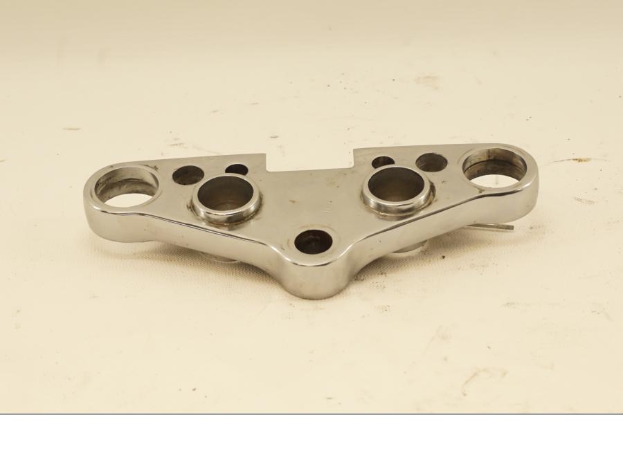 Framsidan på Gaffelkrona från en Suzuki VS 1400 -2001 motorcykel.