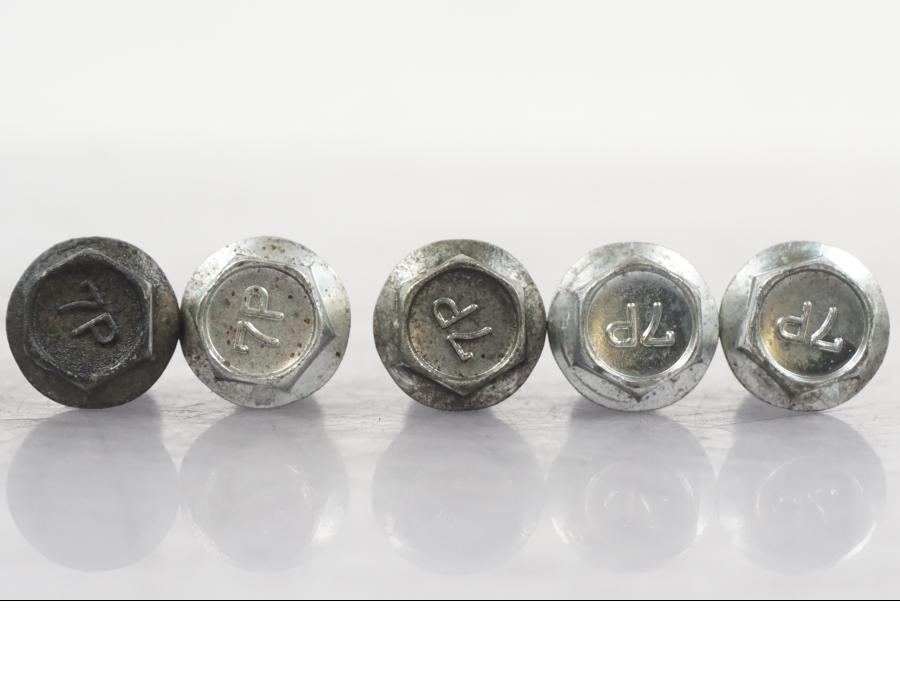 Snett uppifrån på Skruv / Mutter etc från en Suzuki GSF 1250 -2010 motorcykel.