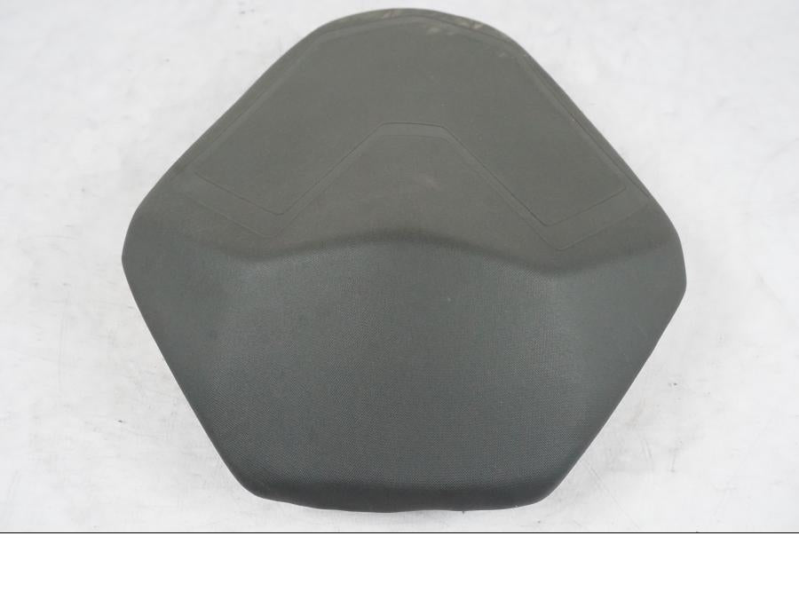 Höger sida på Sadel från en KTM 390 Duke -2018 motorcykel.