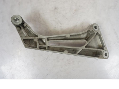 Snett nerifrån på Fotpinnefäste från en Honda VTR 1000 F -1997 motorcykel.