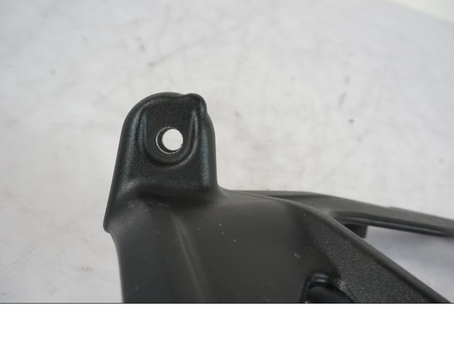 Snett uppifrån på Fotpinnefäste från en KTM 1290 Super Duke -2019 motorcykel.