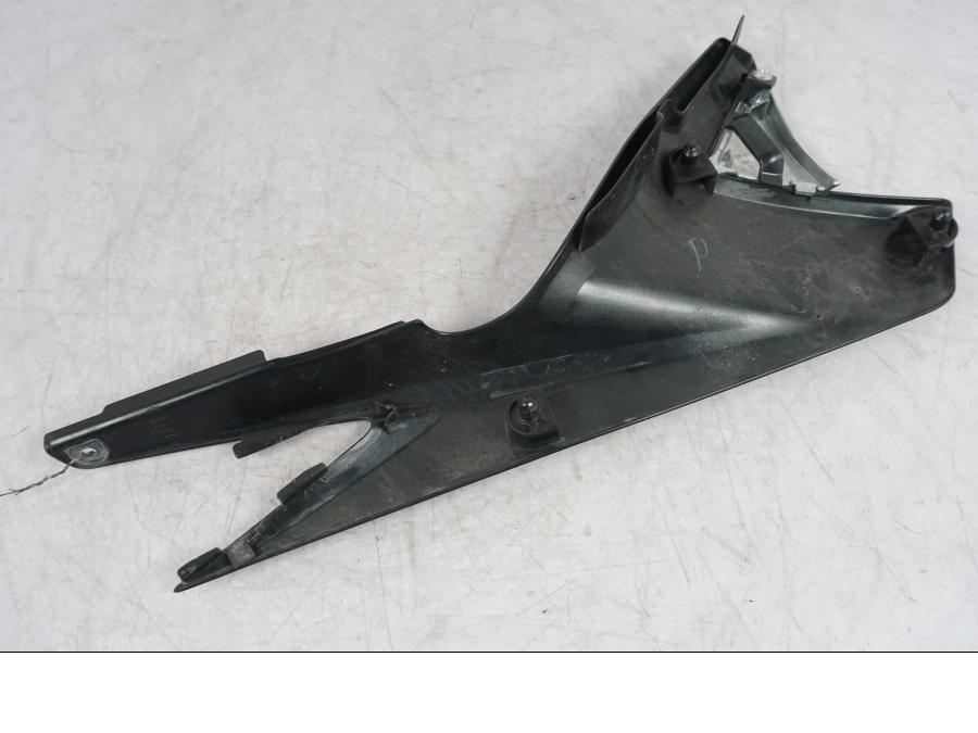 Snett uppifrån på Sidopanel från en Suzuki GSF 1250 -2010 motorcykel.