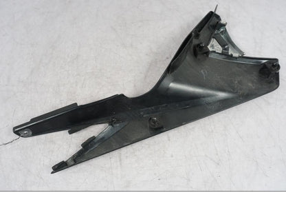 Snett uppifrån på Sidopanel från en Suzuki GSF 1250 -2010 motorcykel.