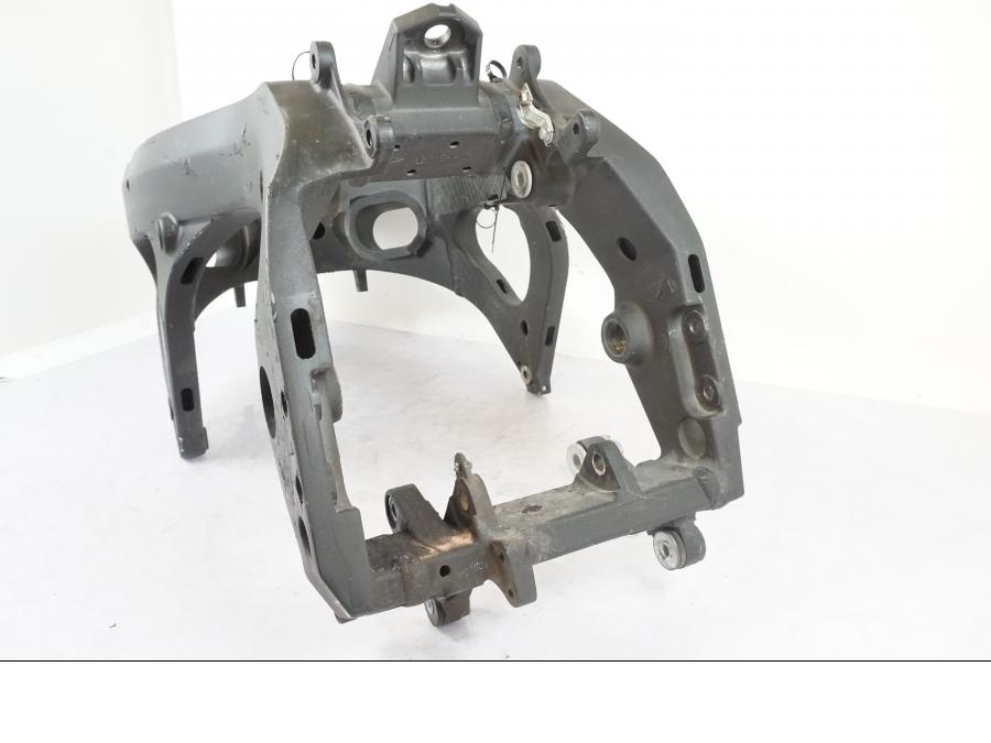 Snett nerifrån på Ram från en Suzuki GSX-R 750 -2007 motorcykel.