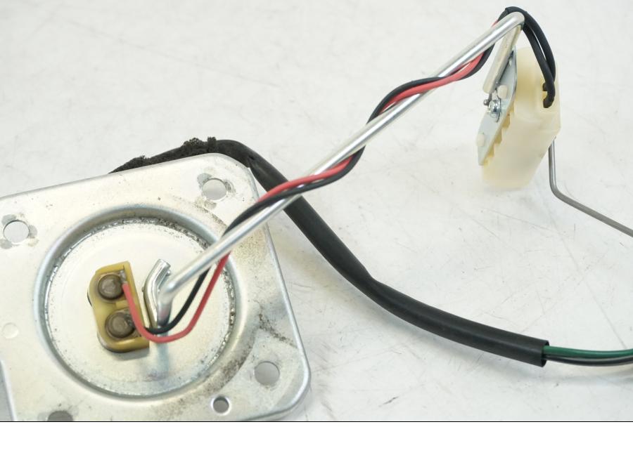 Baksidan på Bensinmätare från en Honda CB 600 F -2008 motorcykel.