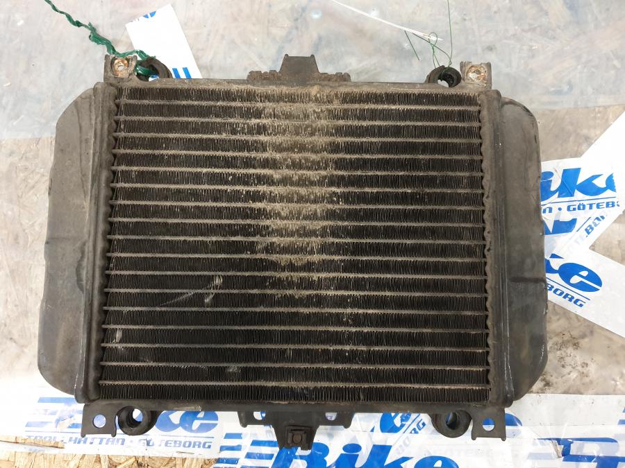 Höger sida på Vattenkyl från en Kawasaki KLE 500 -1991 motorcykel.