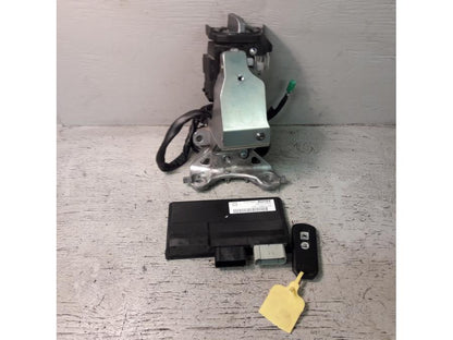 Framsidan på Låssats från en Honda ADV 750 -2017 motorcykel.