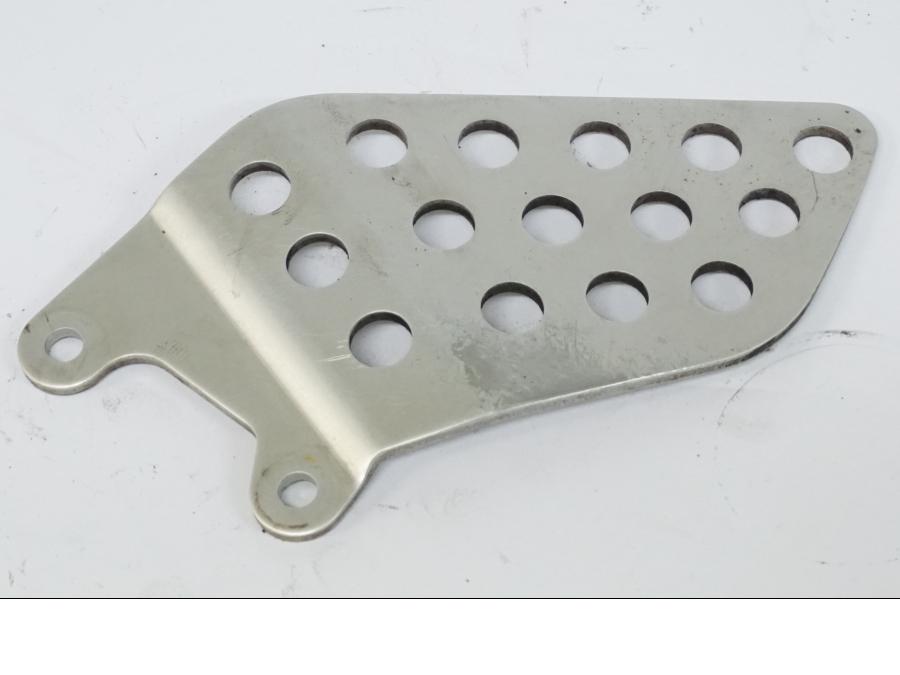 Framsidan på Fotpinnehälskydd från en Honda CBR 900 RR -2002 motorcykel.