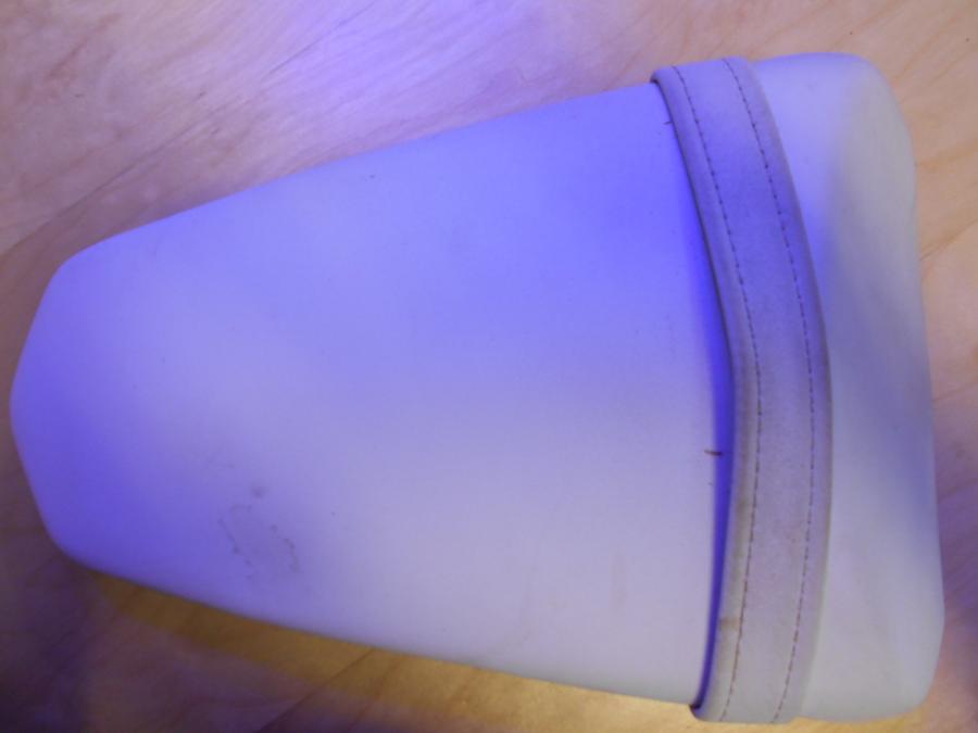 Framsidan på Sadel från en Kawasaki Z 1000 -2010 motorcykel.