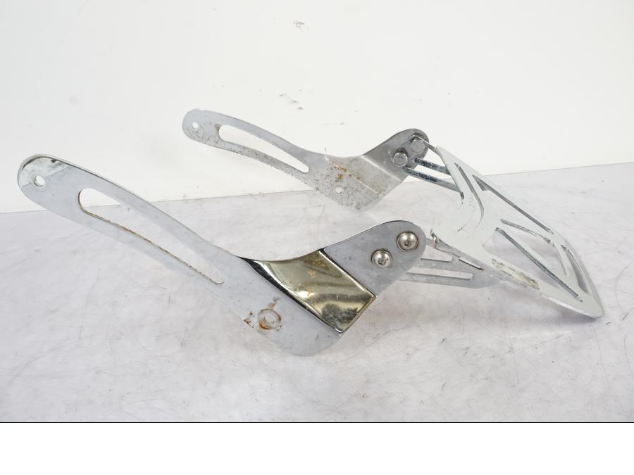 Snett nerifrån på Pakethållare från en Suzuki VL 800 -2002 motorcykel.