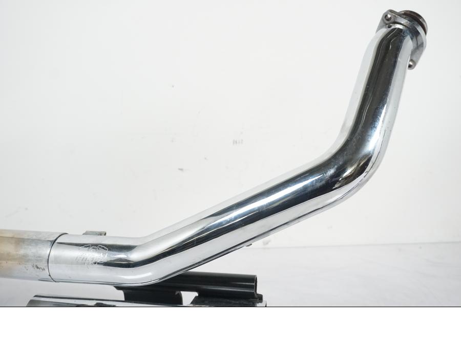 Snett nerifrån på Avgassystem Sport från en H-D Softail Standard FXST -2001 motorcykel.