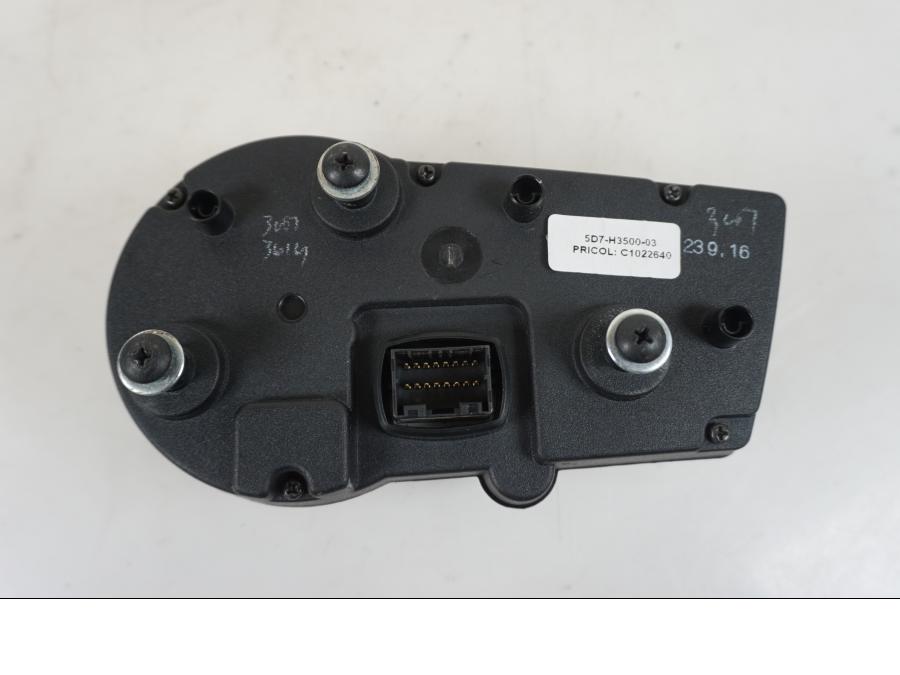 Vänster sida på Instrumentpanel från en Yamaha YZF-R 125 -2012 motorcykel.