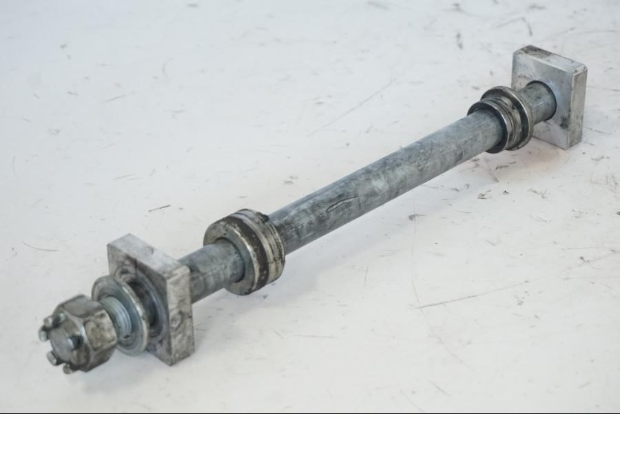 Baksidan på Axel från en Kawasaki ER-6N -2012 motorcykel.