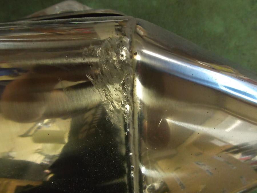 Baksidan på Ljuddämpare från en Triumph Sprint GT -2010 motorcykel.