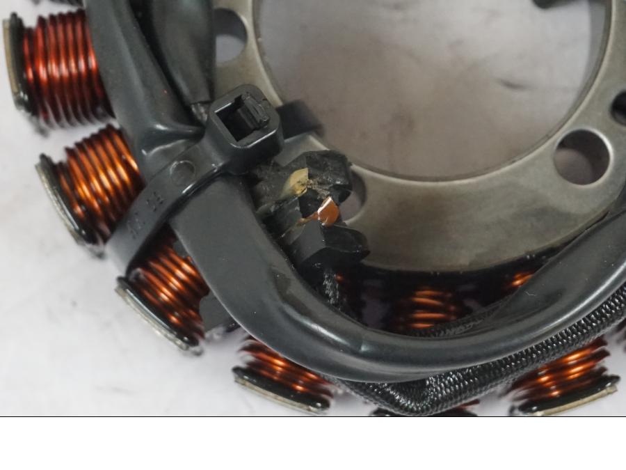 Snett uppifrån på Generator från en Kawasaki Z 900 -2019 motorcykel.