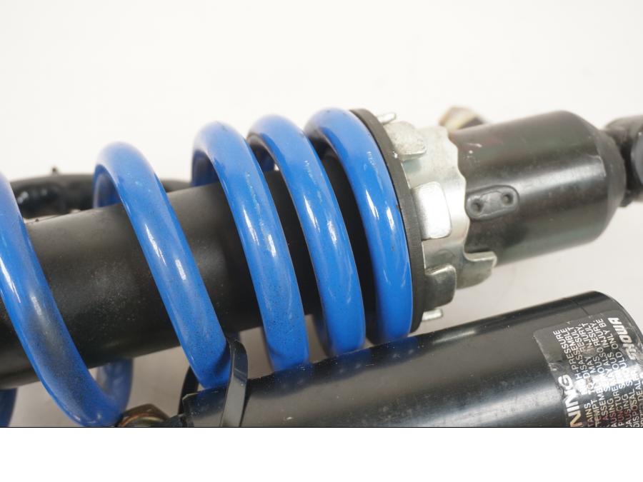 Vänster sida på Stötdämpare från en Buell XB9S -2003 motorcykel.