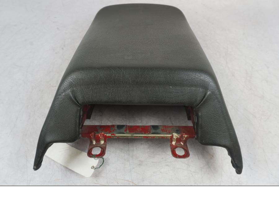 Snett nerifrån på Sadel från en Suzuki GSX 1100 EF -1984 motorcykel.