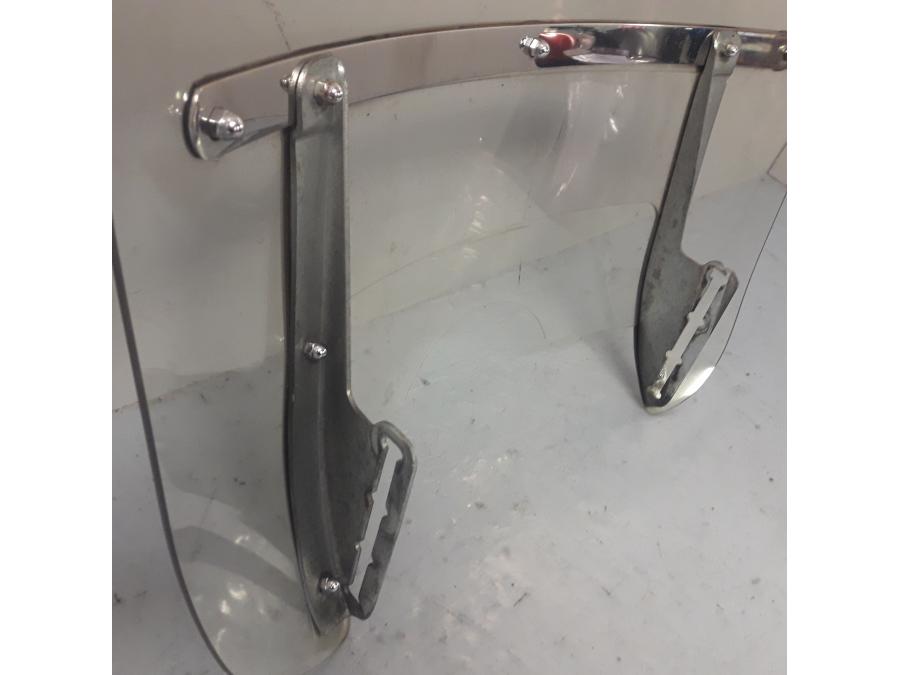 Höger sida på Vindruta från en H-D Harley diverse -2010 motorcykel.