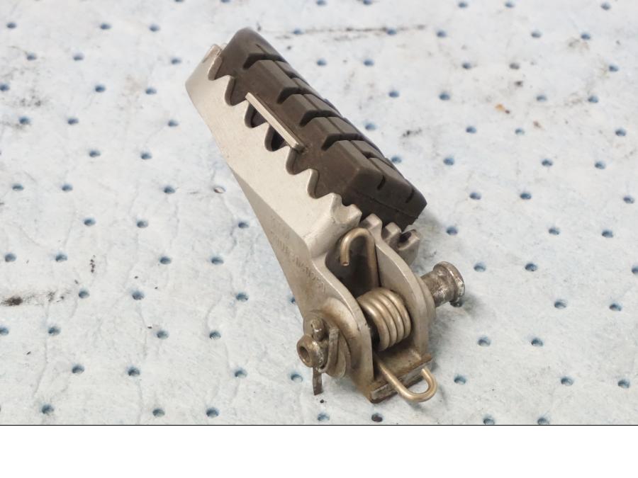 Snett uppifrån på Fotpinne från en KTM 690 Duke -2008 motorcykel.