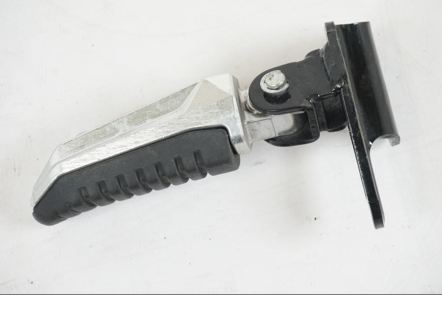 Höger sida på Fotpinne från en Suzuki VZR 1800 -2009 motorcykel.