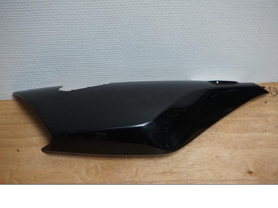 Framsidan på Bakvinge från en BMW K 1200 S -2008 motorcykel.