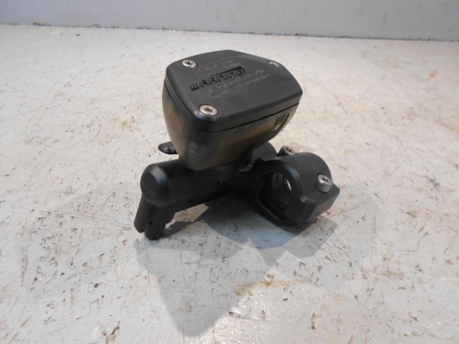 Baksidan på Bromshuvudcylinder från en BMW K 1600 -2015 motorcykel.