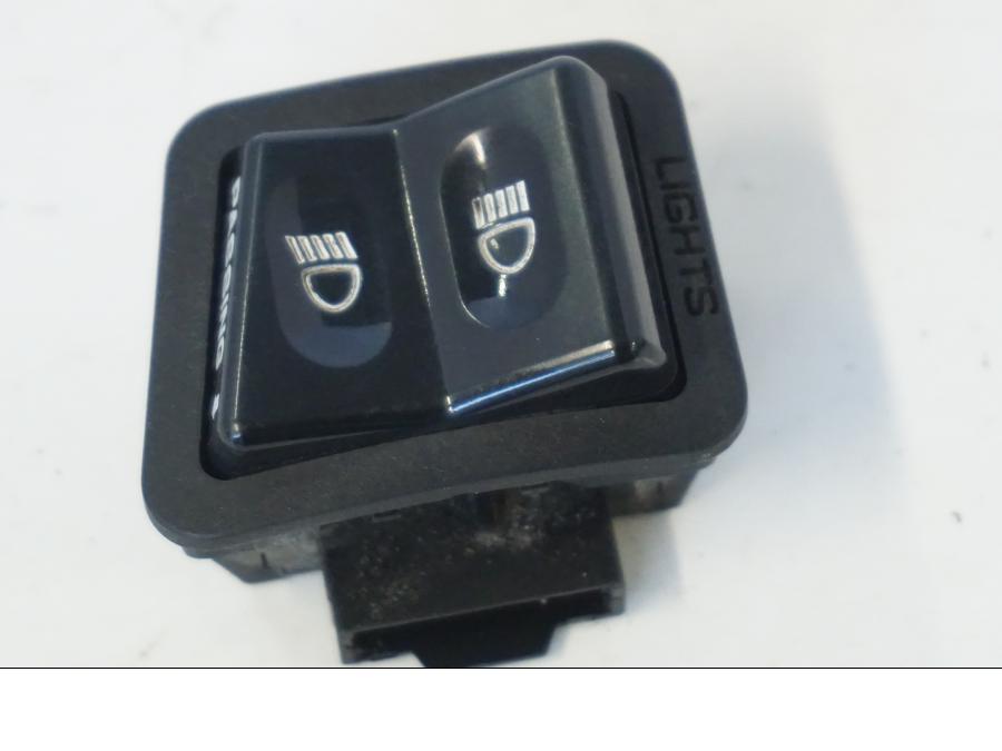 Baksidan på Tryckknappsreglage från en Honda SH 300 A -2011 scooter.