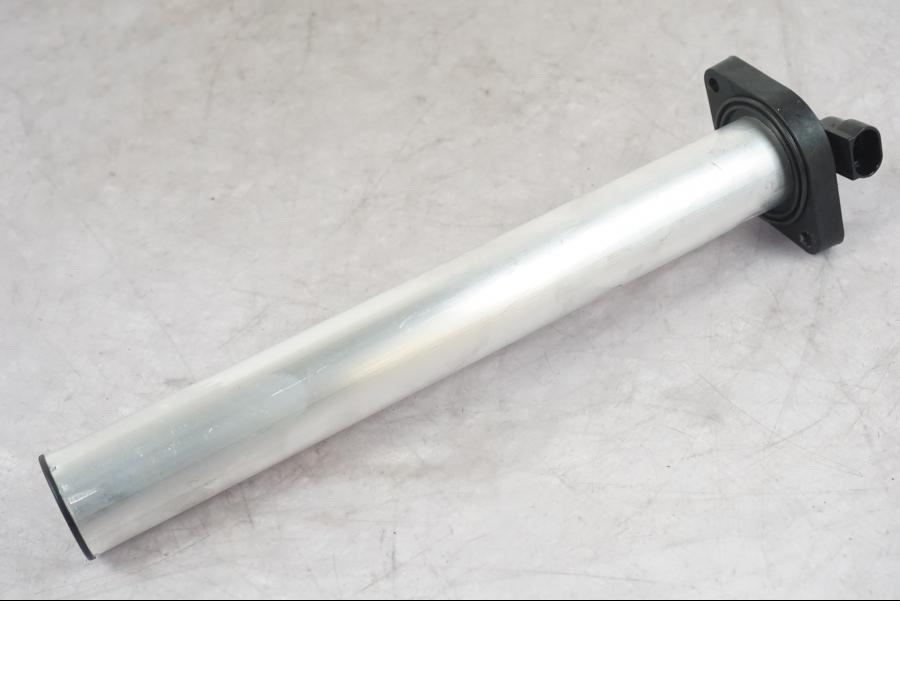 Vänster sida på Bensintankgivare från en KTM 1290 Super Duke R -2022 motorcykel.