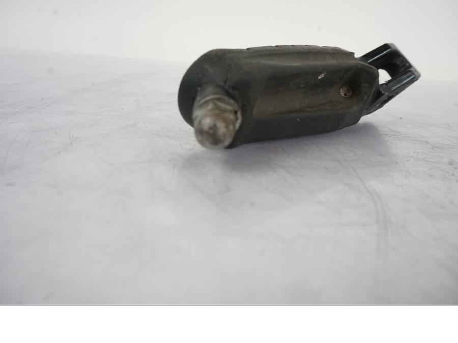 Snett nerifrån på Fotpinne från en KTM 125 Duke -2017 motorcykel.