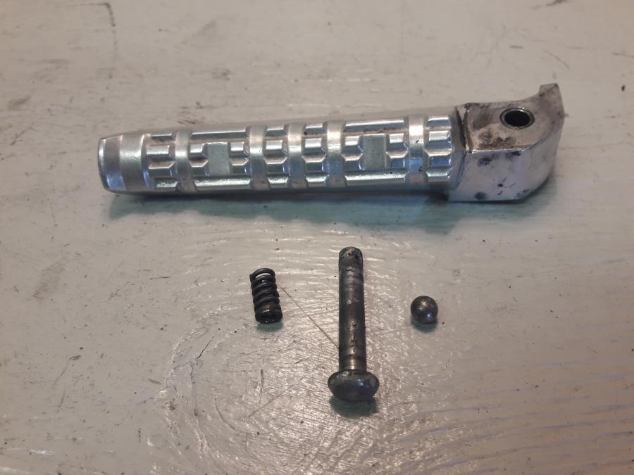 Framsidan på Fotpinne från en Yamaha WR 125 -2010 motorcykel.