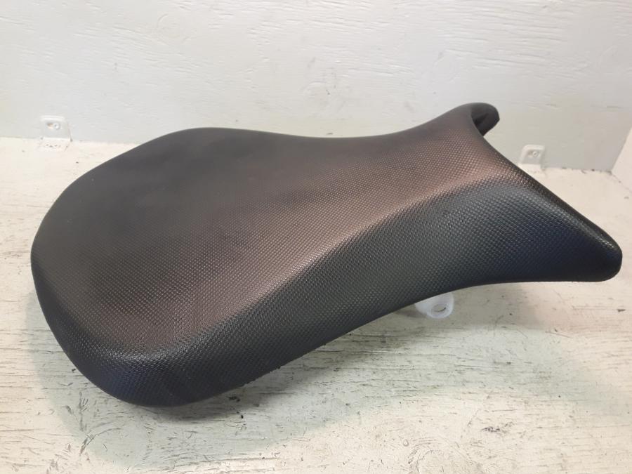 Framsidan på Sadel från en Kawasaki ZX-6R -2008 motorcykel.