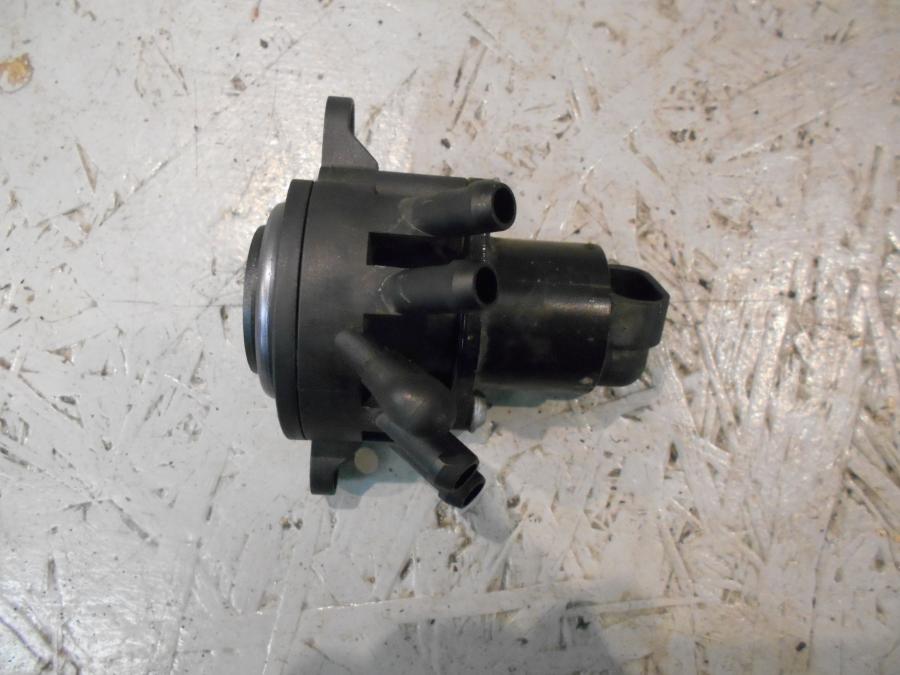 Baksidan på Tomgångsventil från en BMW K 1300 R -2009 motorcykel.