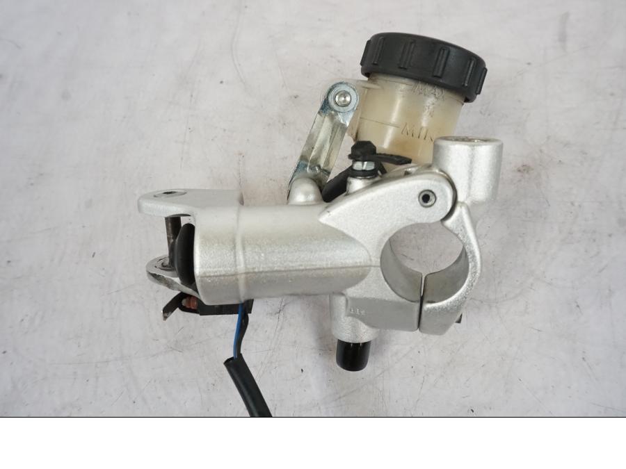 Baksidan på Kopplingshuvudcylinder från en KTM 990 Super Duke -2006 motorcykel.