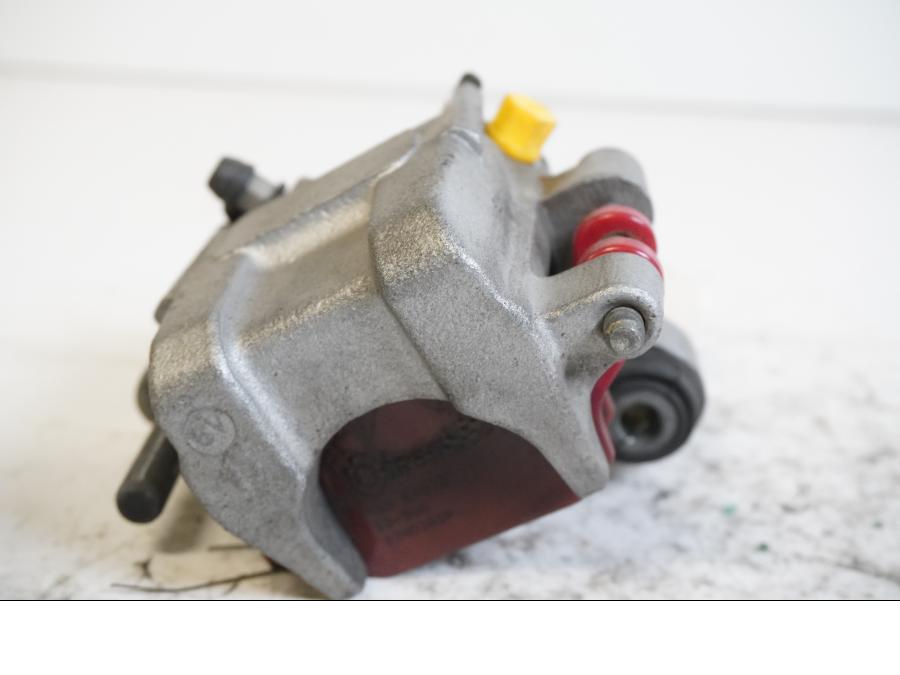 Baksidan på Bromsok från en Honda CBR 900 RR -1999 motorcykel.