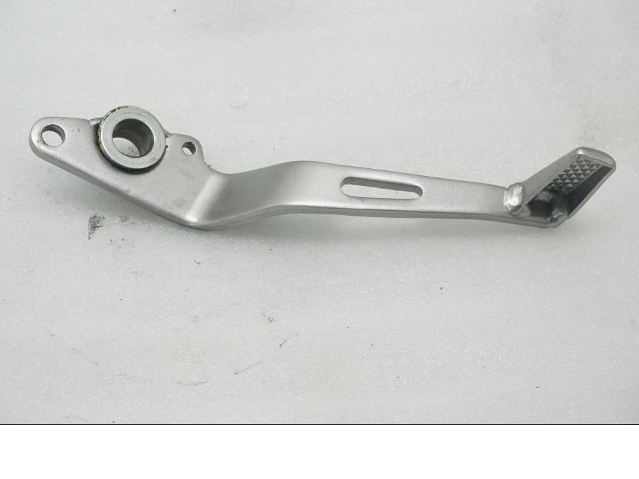 Framsidan på Bromspedal från en Kawasaki Z 400 -2020 motorcykel.