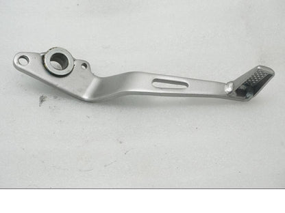 Framsidan på Bromspedal från en Kawasaki Z 400 -2020 motorcykel.