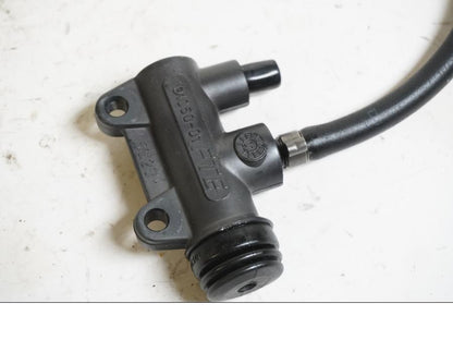 Baksidan på Bromshuvudcylinder från en BMW R 1150 RS -2002 motorcykel.